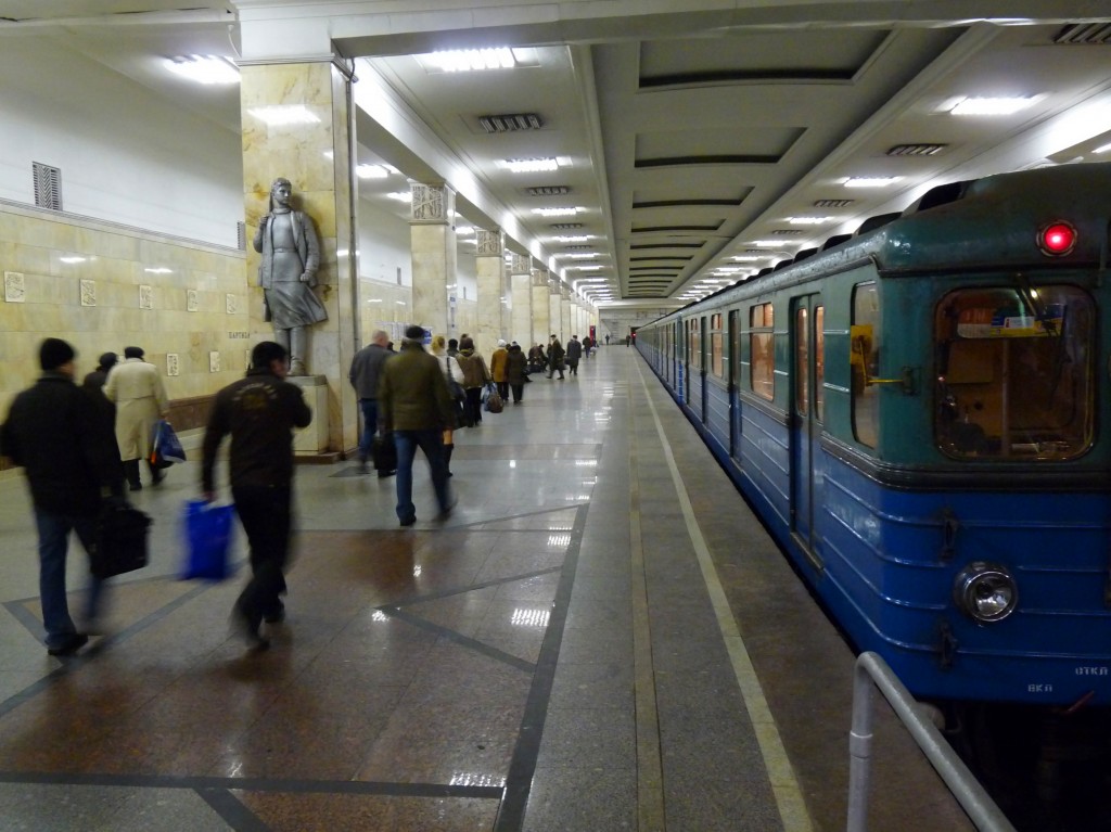 Moscow_metro_partizanskaya_train