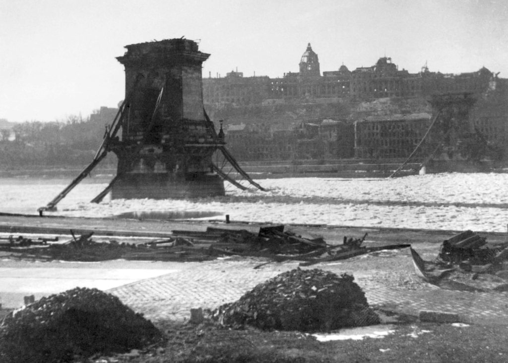 1946-chain-bridge-buda-palace